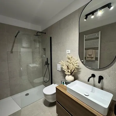 Luxury L With Jacuzzi Apartment