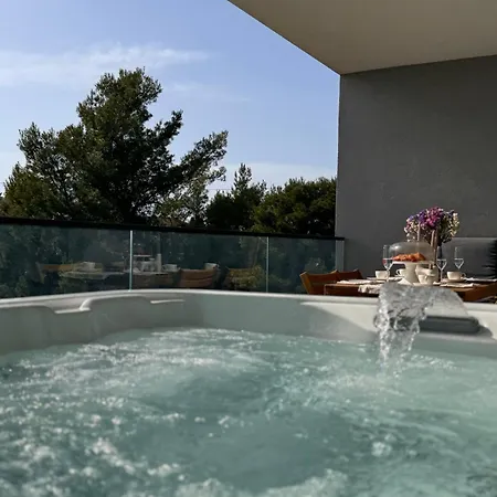 Luxury L With Jacuzzi Split