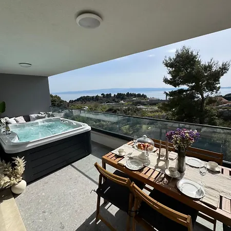 Luxury L With Jacuzzi Apartment
